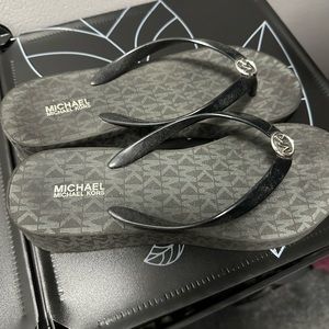Michael Kors Wedge Flip Flops, size 8